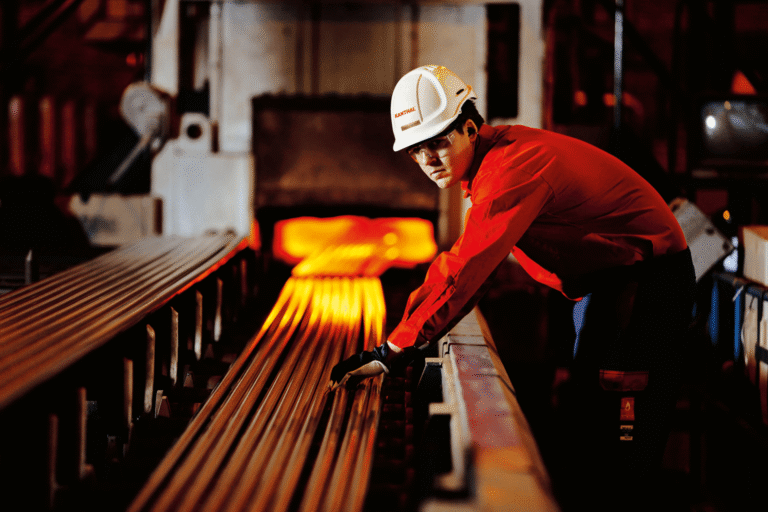 Mann an den Ofenrollen in einem der Stahlwerke von Alleimas