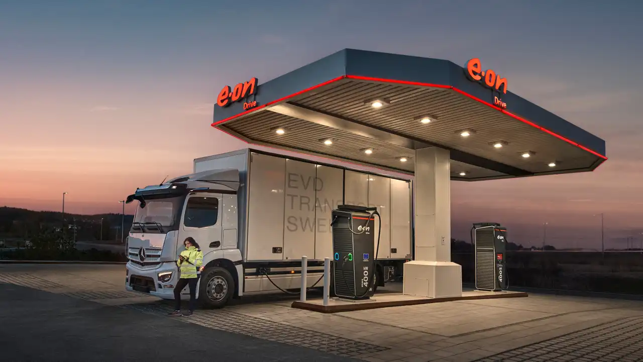 E.ON laddstation med en lastbil som laddar och föraren utanför